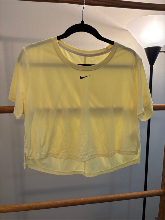Nike Tops - Nike Women's Light Yellow Short Sleeve cropped Athletic Tee